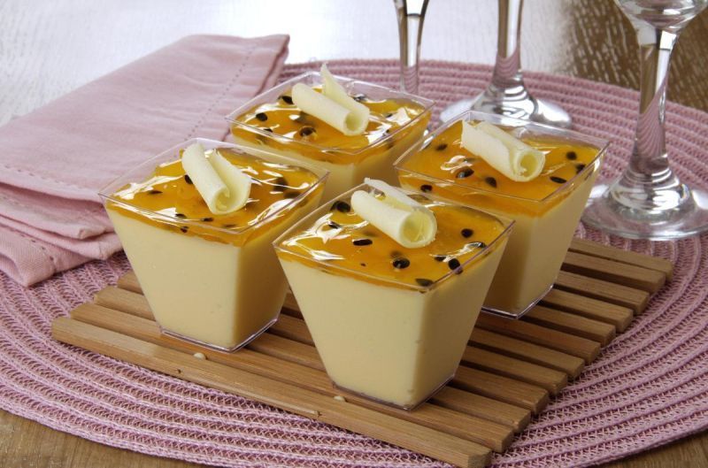 Mousse de Chocolate Branco com Geleia de Maracujá