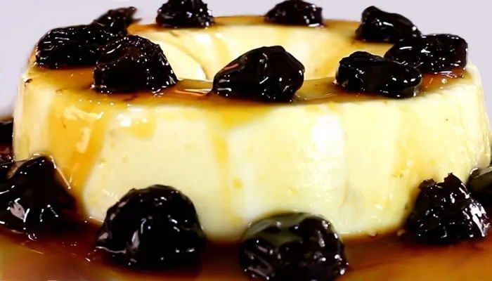 manjar-branco-de-coco-com-calda-de-ameixa-sobremesa-deliciosa-e-facil